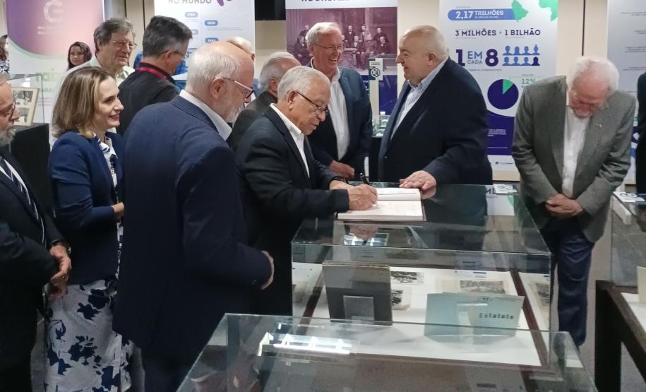 Arquivo Público do Paraná inaugura exposição valorizando a história do cooperativismo