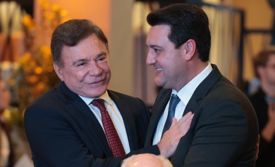 Governador Ratinho Junior recebe Troféu Guerreiro do Movimento Pró-Paraná