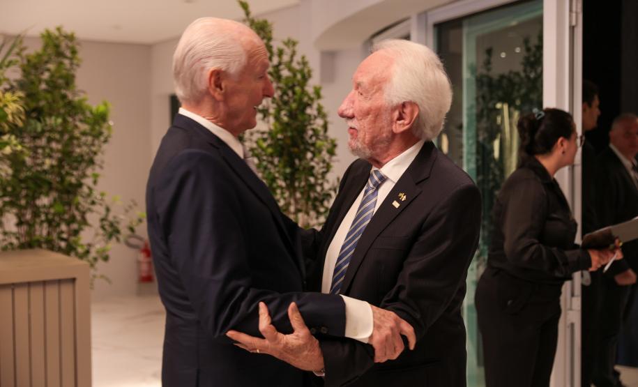 Governador Ratinho Junior recebe Troféu Guerreiro do Movimento Pró-Paraná