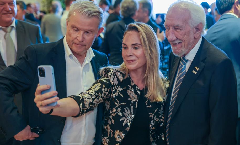 Governador Ratinho Junior recebe Troféu Guerreiro do Movimento Pró-Paraná