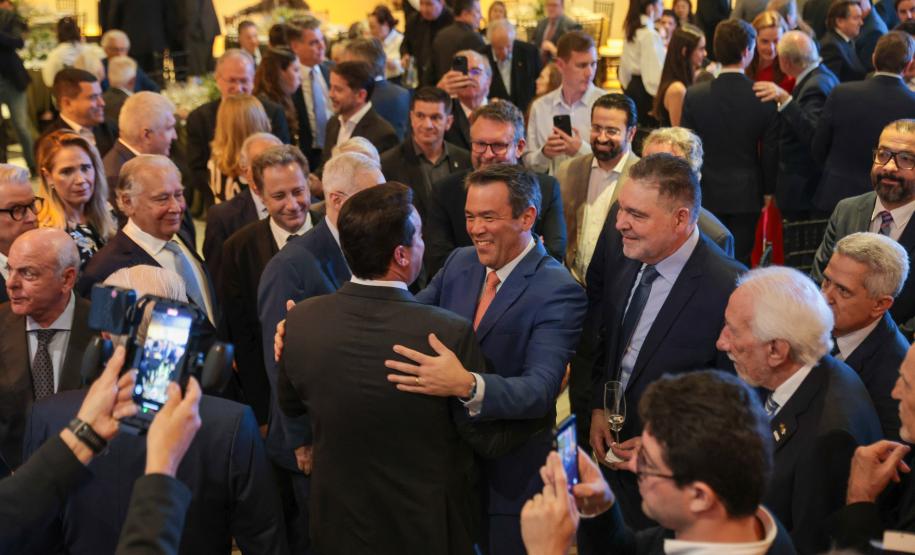 Governador Ratinho Junior recebe Troféu Guerreiro do Movimento Pró-Paraná