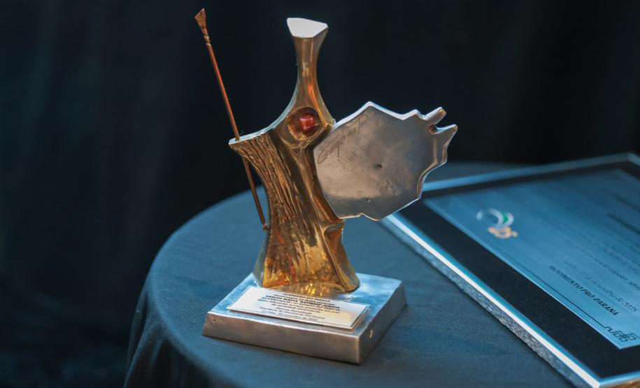 Governador Ratinho Junior recebe Troféu Guerreiro do Movimento Pró-Paraná