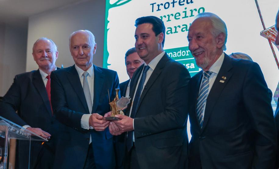 Governador Ratinho Junior recebe Troféu Guerreiro do Movimento Pró-Paraná