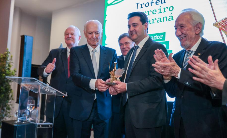 Governador Ratinho Junior recebe Troféu Guerreiro do Movimento Pró-Paraná