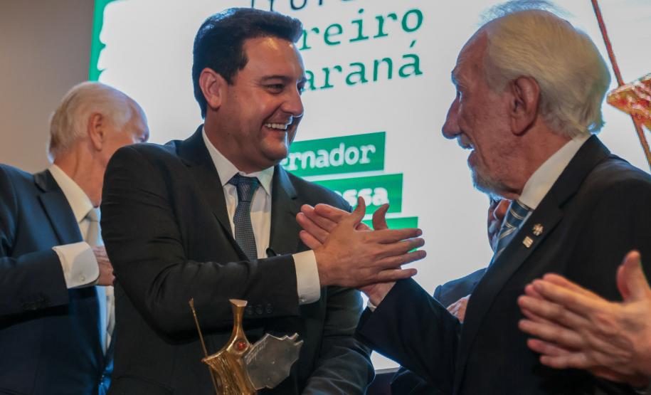 Governador Ratinho Junior recebe Troféu Guerreiro do Movimento Pró-Paraná