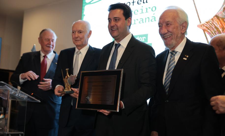 Governador Ratinho Junior recebe Troféu Guerreiro do Movimento Pró-Paraná