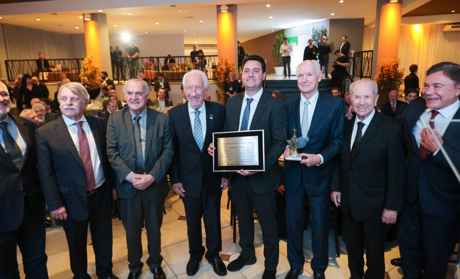 Governador Ratinho Junior recebe Troféu Guerreiro do Movimento Pró-Paraná