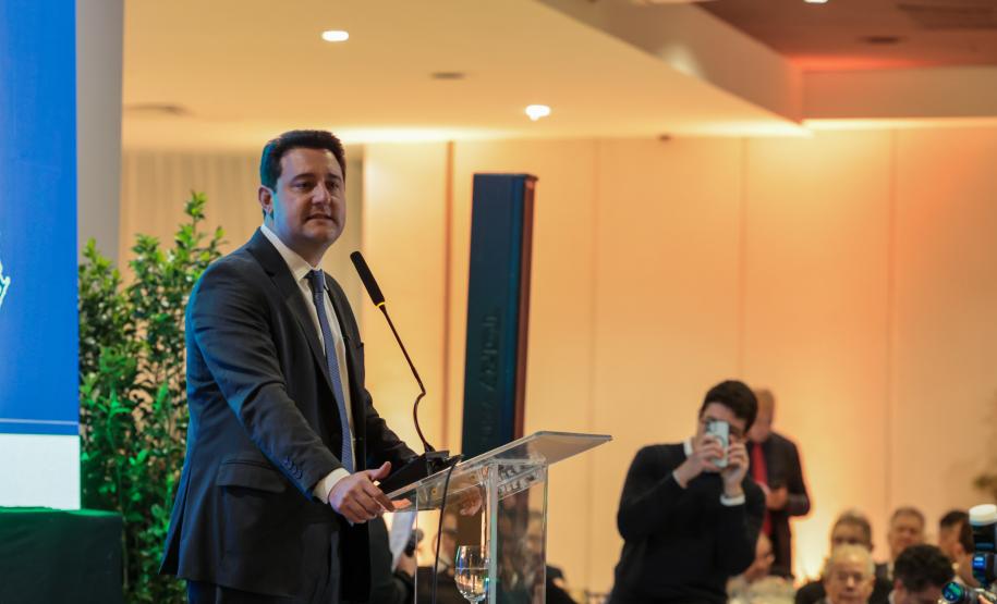 Governador Ratinho Junior recebe Troféu Guerreiro do Movimento Pró-Paraná