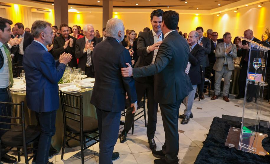 Governador Ratinho Junior recebe Troféu Guerreiro do Movimento Pró-Paraná