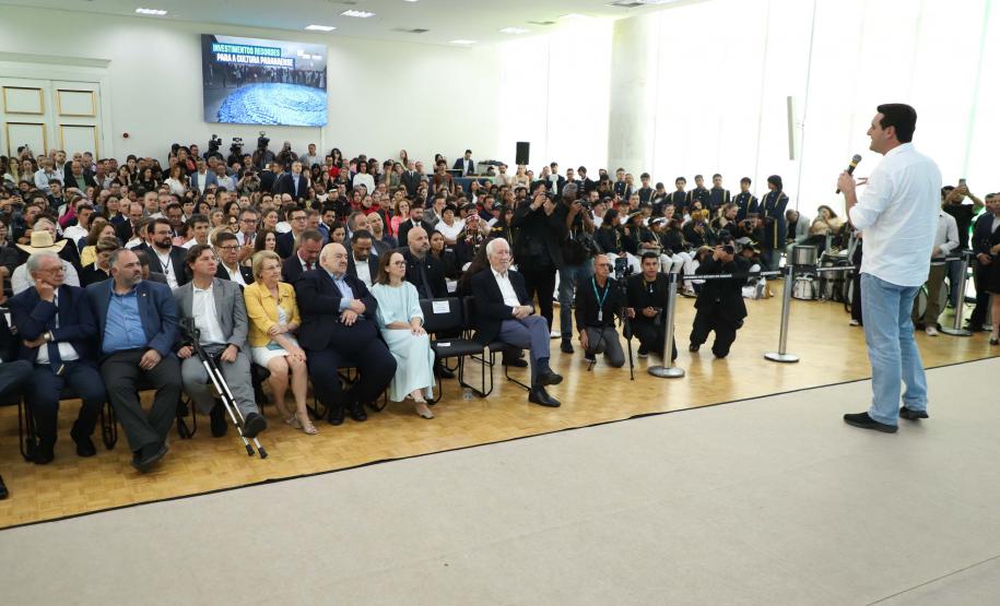 Estado entrega instrumentos musicais a 90 cidades e libera R$ 100 milhões para a cultura