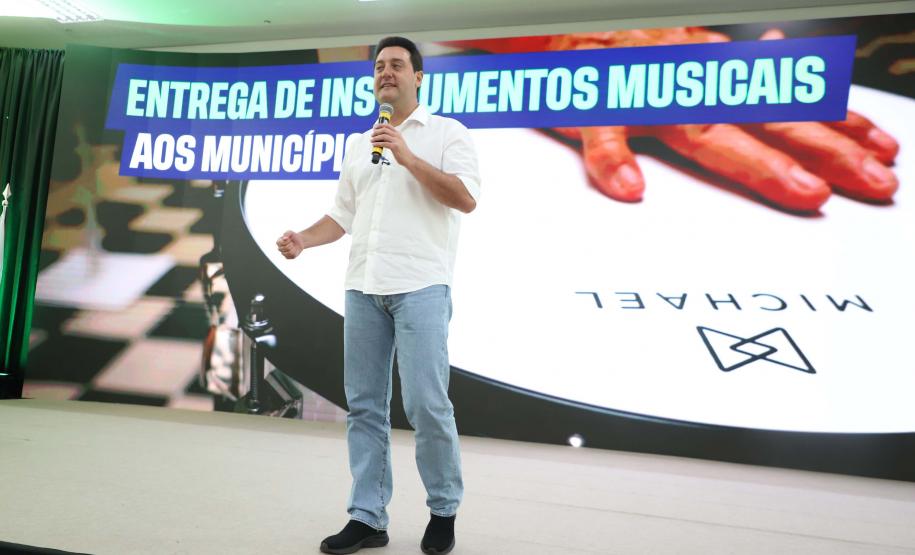 Estado entrega instrumentos musicais a 90 cidades e libera R$ 100 milhões para a cultura