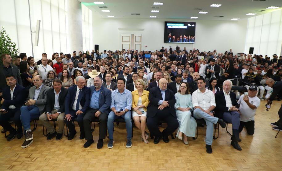 Estado entrega instrumentos musicais a 90 cidades e libera R$ 100 milhões para a cultura