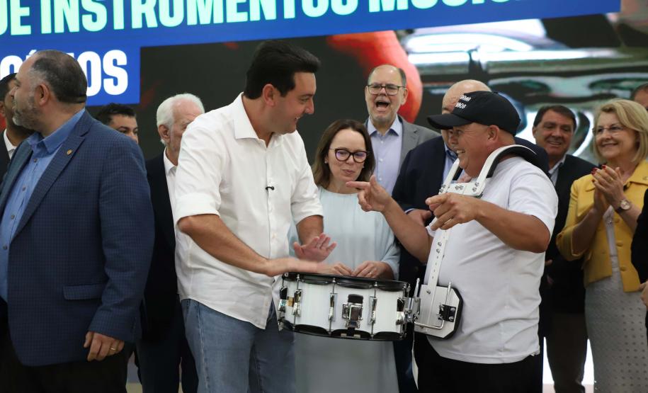 Estado entrega instrumentos musicais a 90 cidades e libera R$ 100 milhões para a cultura