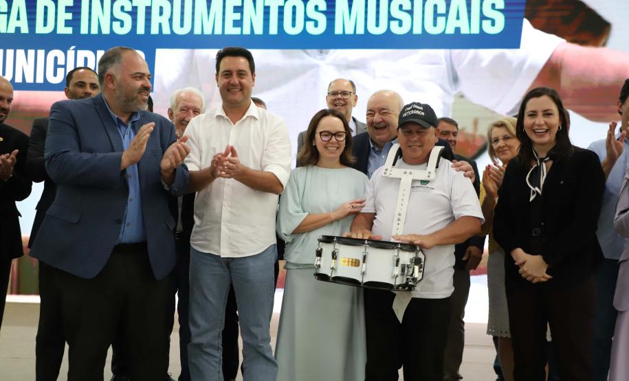 Estado entrega instrumentos musicais a 90 cidades e libera R$ 100 milhões para a cultura