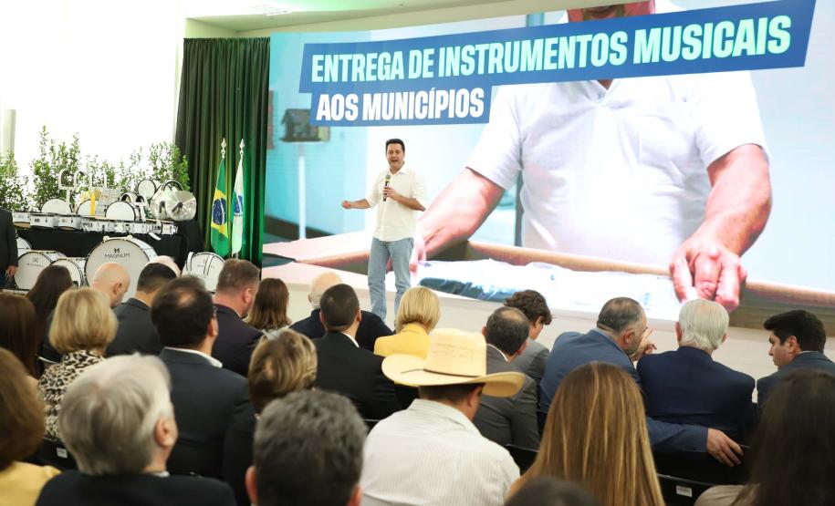 Estado entrega instrumentos musicais a 90 cidades e libera R$ 100 milhões para a cultura