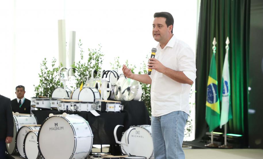 Estado entrega instrumentos musicais a 90 cidades e libera R$ 100 milhões para a cultura