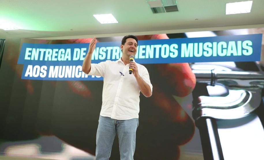 Estado entrega instrumentos musicais a 90 cidades e libera R$ 100 milhões para a cultura