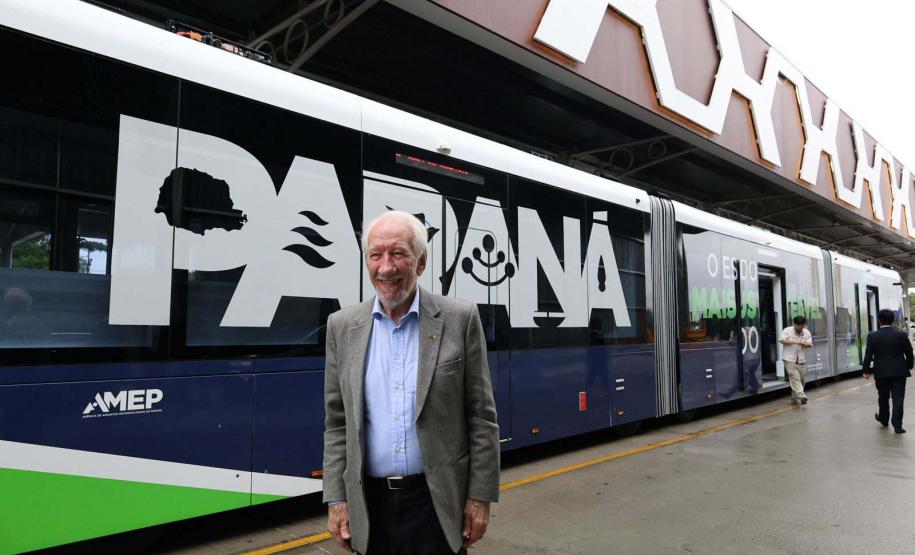 Primeiro na América do Sul: Bonde Urbano Digital começa a operar entre Pinhais e Piraquara