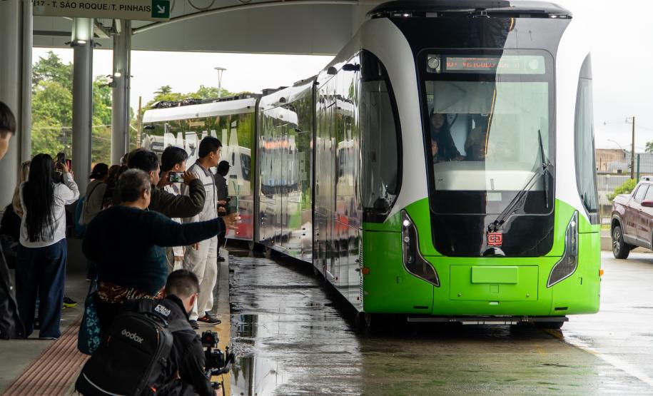 População se surpreende com tecnologia e aprova primeira viagem do Bonde Urbano Digital