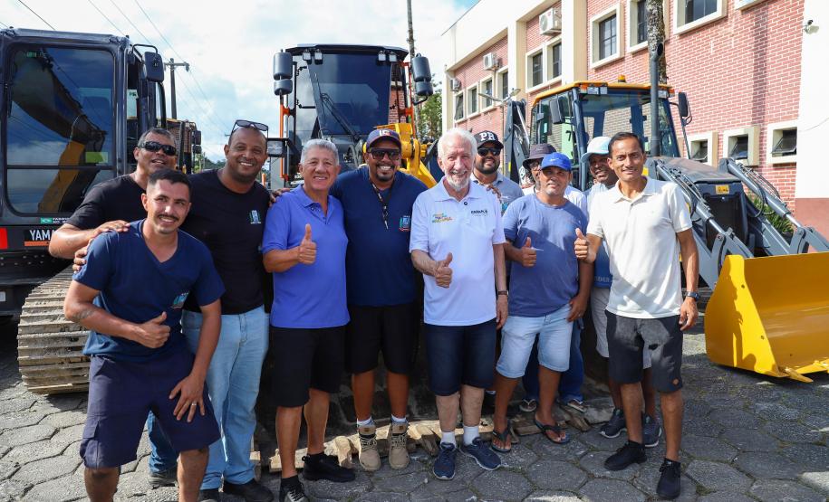 Governo do Estado entrega R$ 3,7 milhões em máquinas agrícolas para Matinhos