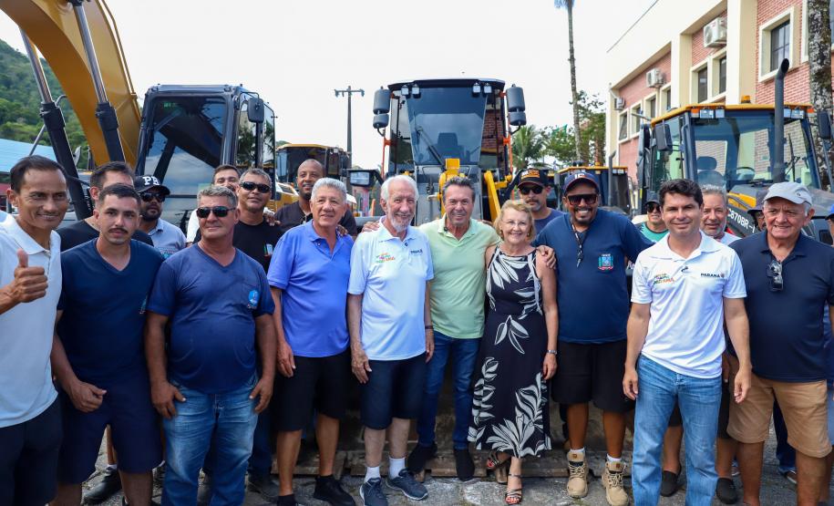 Governo do Estado entrega R$ 3,7 milhões em máquinas agrícolas para Matinhos