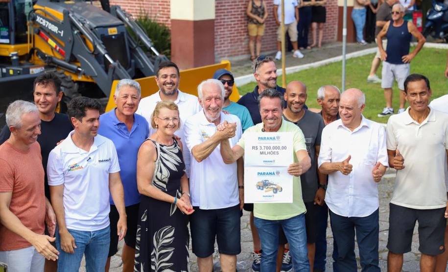 Governo do Estado entrega R$ 3,7 milhões em máquinas agrícolas para Matinhos