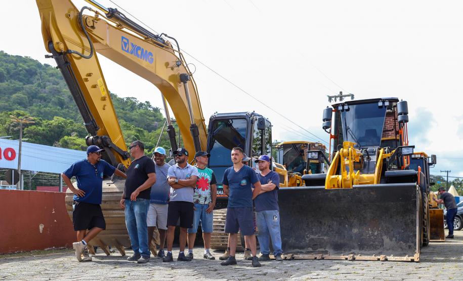 Governo do Estado entrega R$ 3,7 milhões em máquinas agrícolas para Matinhos
