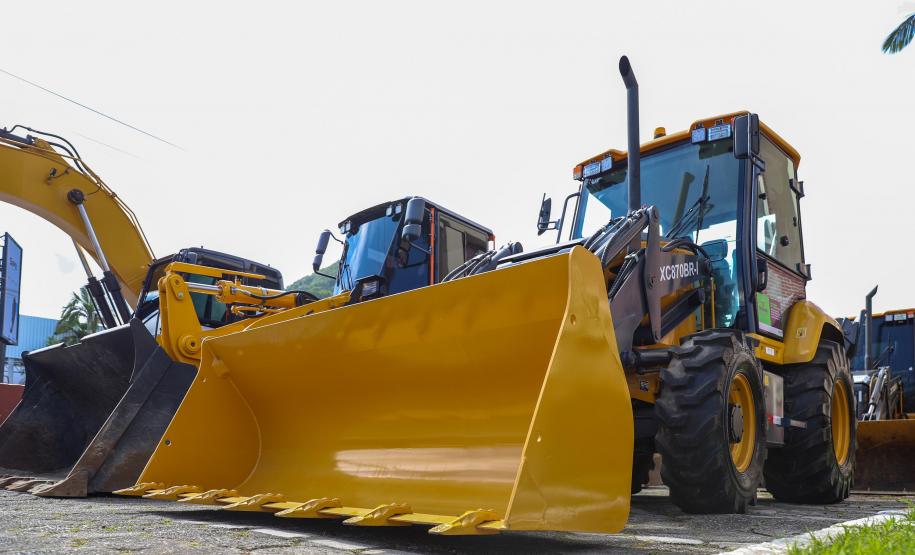 Governo do Estado entrega R$ 3,7 milhões em máquinas agrícolas para Matinhos