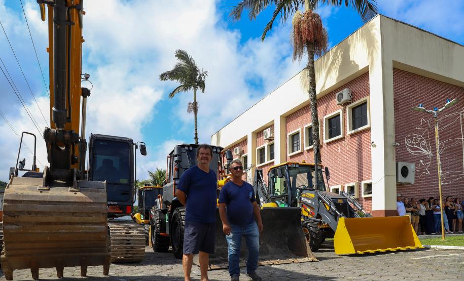 Governo do Estado entrega R$ 3,7 milhões em máquinas agrícolas para Matinhos