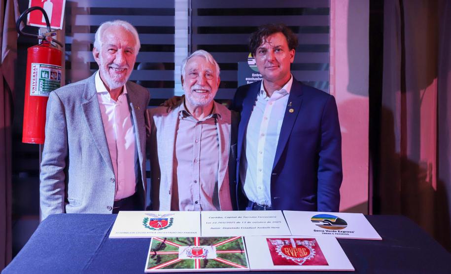 A lei 22.703/2025 foi sancionada em outubro do ano passado pelo Governo do Paraná. Ela inseriu no Calendário Oficial de Eventos do Estado do Paraná a data de 5 de fevereiro alusiva ao aniversário da inauguração da Estrada de Ferro Paranaguá – Curitiba.