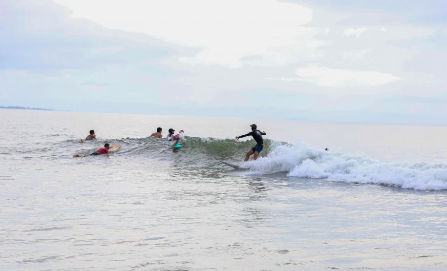 Estado inicia obras de escola de surfe para atender mais de 600 crianças no Litoral