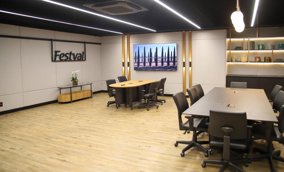 A UniFestval foi organizada em escolas temáticas, alinhadas aos pilares estratégicos do negócio, entre elas Escola do Encantamento, Escola do Varejo do Futuro, Escola do Crescimento, Escola da Qualidade e ESG, Escola do Cuidado, Escola do Acolhimento e Escola + Festval.