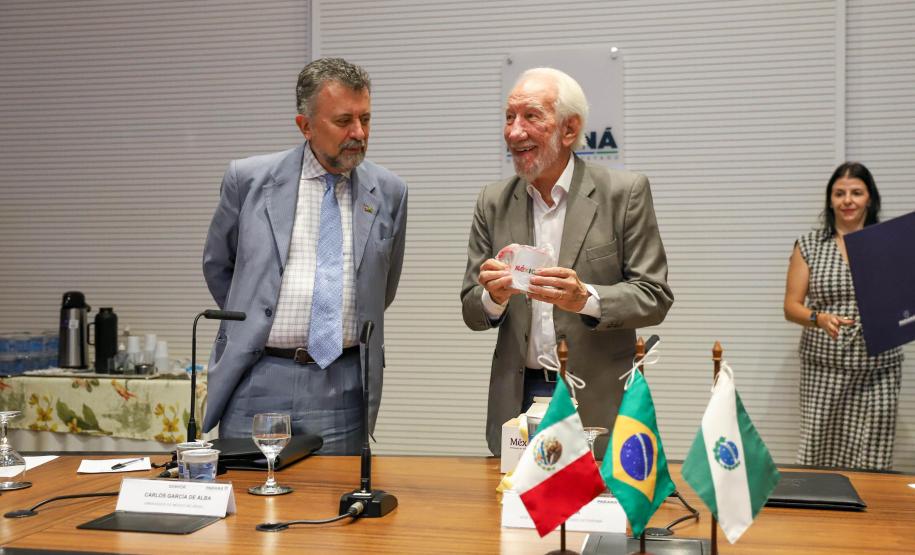 Piana debate com embaixador do México ampliação de parcerias bilaterais