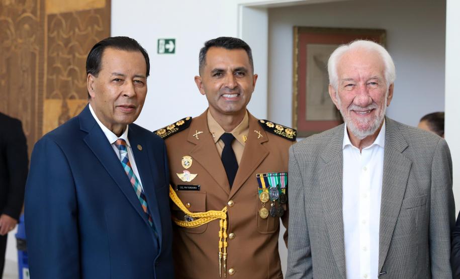 Casa Militar do Paraná celebra 98 anos com entrega de medalhas a civis e militares