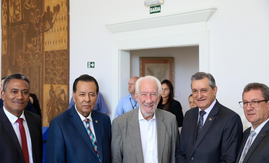 Casa Militar do Paraná celebra 98 anos com entrega de medalhas a civis e militares