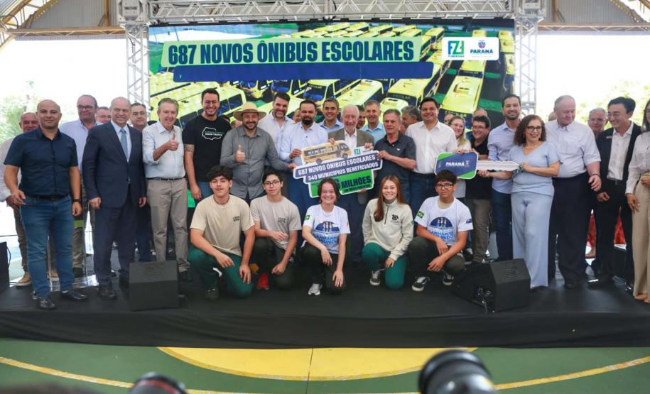 Estado inicia entrega de 687 ônibus escolares para 340 municípios