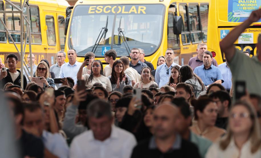 Estado inicia entrega de 687 ônibus escolares para 340 municípios