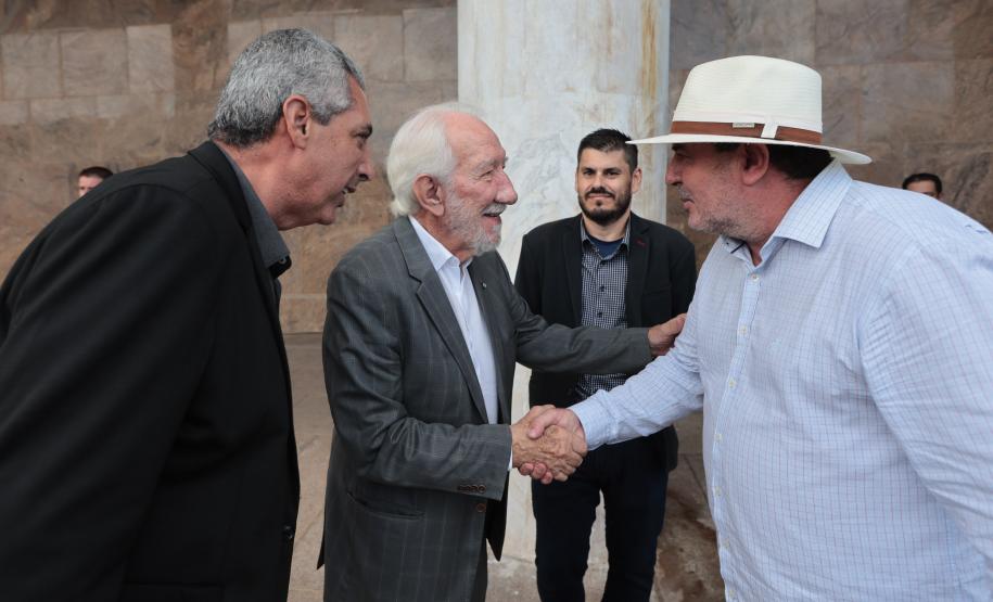 Estado inicia entrega de 687 ônibus escolares para 340 municípios