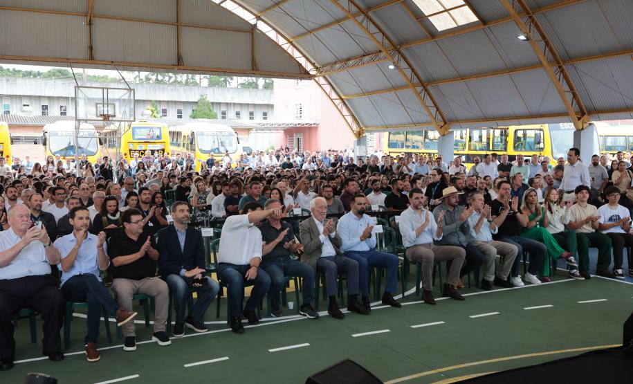 Estado inicia entrega de 687 ônibus escolares para 340 municípios