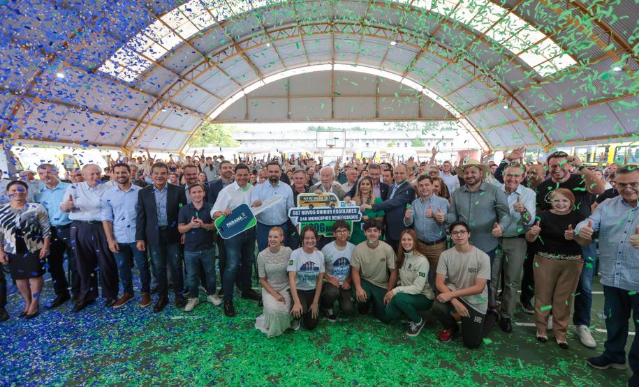 Estado inicia entrega de 687 ônibus escolares para 340 municípios