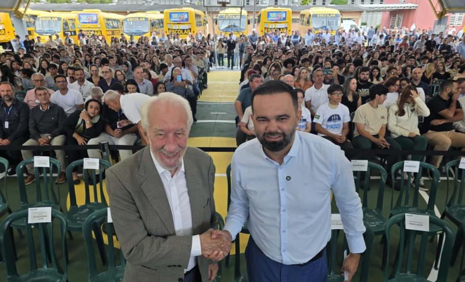 Estado inicia entrega de 687 ônibus escolares para 340 municípios