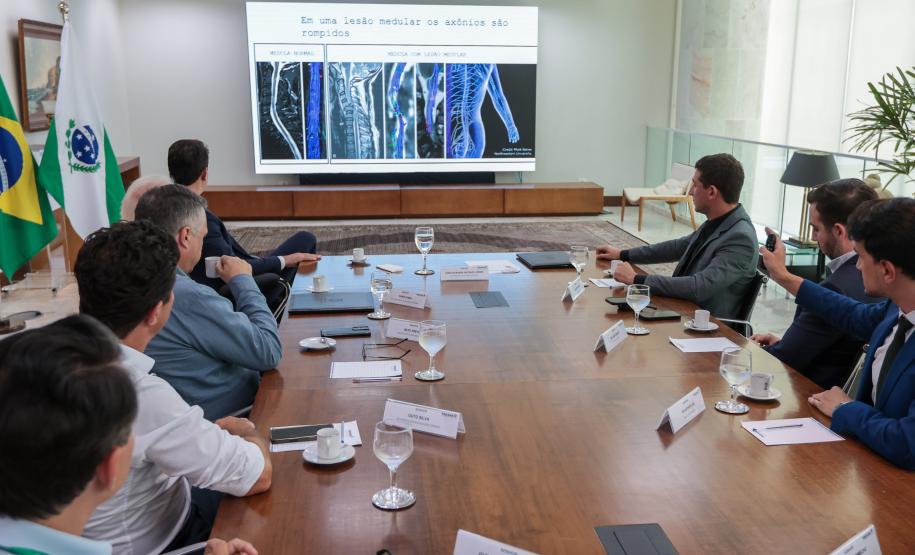 Paraná já tem 8 aplicações de polilaminina; Ratinho Junior recebe médicos e reforça apoio à pesquisa