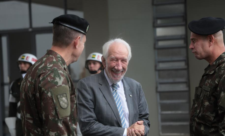 Darci Piana participa da troca de comando da 5ª Divisão de Exército, em Curitiba