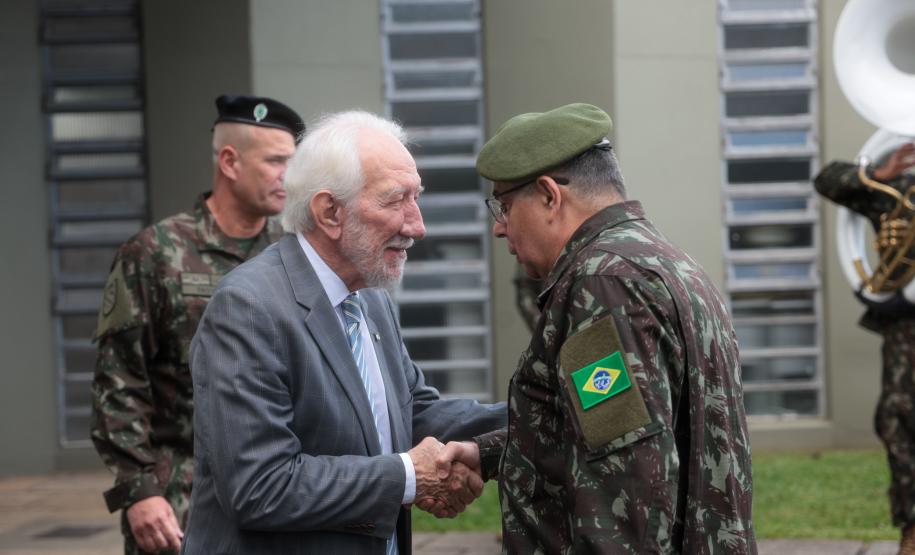 Darci Piana participa da troca de comando da 5ª Divisão de Exército, em Curitiba