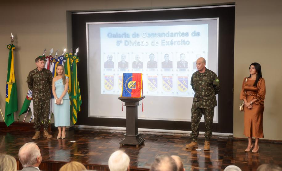 Darci Piana participa da troca de comando da 5ª Divisão de Exército, em Curitiba