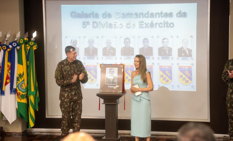Darci Piana participa da troca de comando da 5ª Divisão de Exército, em Curitiba