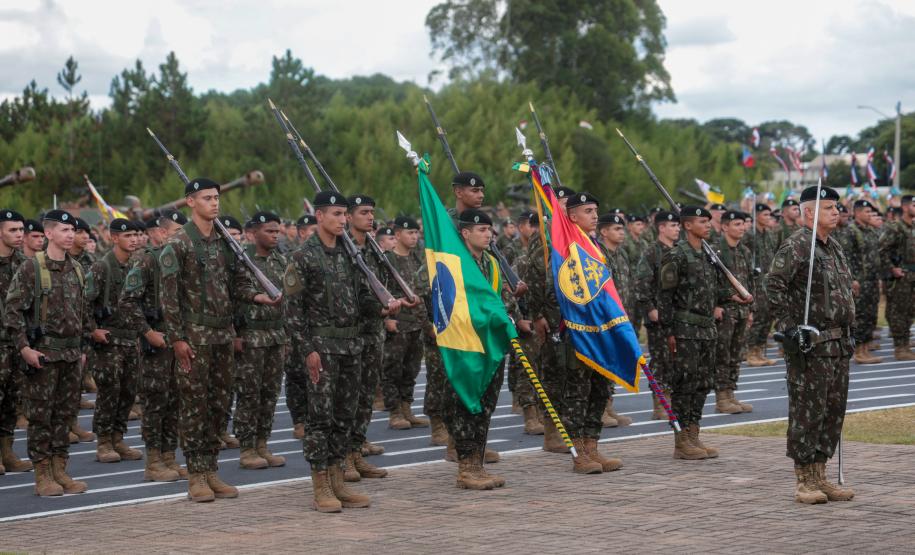 Darci Piana participa da troca de comando da 5ª Divisão de Exército, em Curitiba