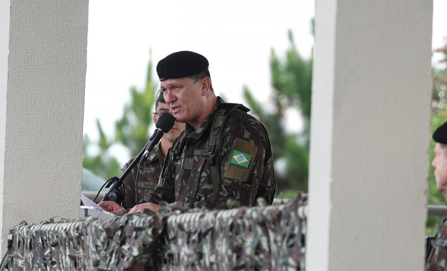 Darci Piana participa da troca de comando da 5ª Divisão de Exército, em Curitiba