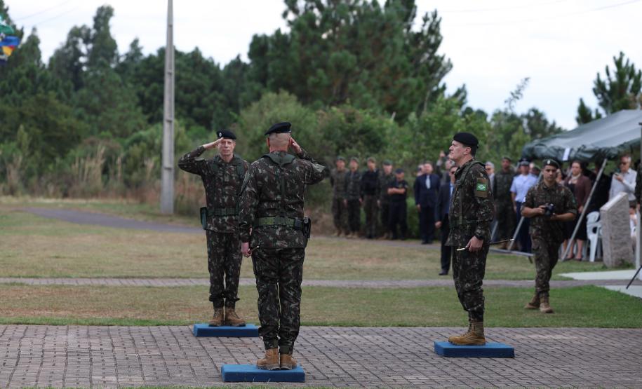 Darci Piana participa da troca de comando da 5ª Divisão de Exército, em Curitiba
