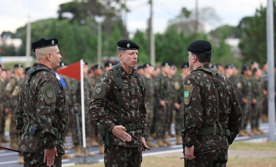 Darci Piana participa da troca de comando da 5ª Divisão de Exército, em Curitiba
